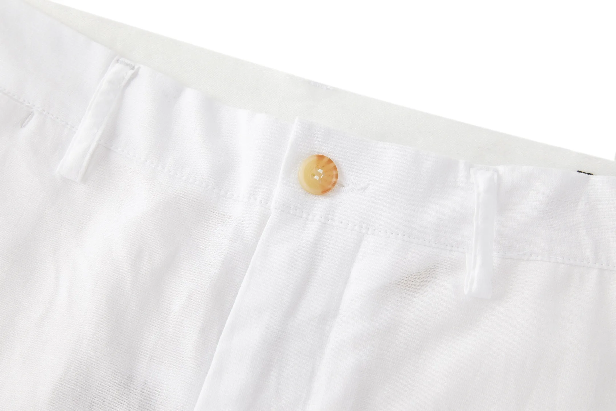 zp version [exclusive supply] Ralph Lauren linen cotton embroidered logo trousers. Fabric: Made of 53% linen cotton, 47% cotton yarn. Accessories: The zipper is made of electroplated brass, with the zipper brand laser engraved on the surface, and the pulls are matched with electroplated pulls of the same color. Accessories: Buttons are made of natural resin buttons and same-dyed and fixed-dye buttons. Craftsmanship: The embroidery uses a 3D three-dimensional embroidery logo, embellished with brand pony embroidery, and the total number of stitches is approximately 3,600. Made from a lightweight fabric with a beautiful drape and a very soft feel, these trousers are ideal for warm weather Bedford Khaki Pants: A traditional flat-top style with a sophisticated construction and signature pony embroidery Color: White Size: 30 32 34 36